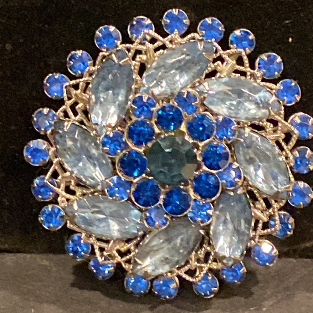 Beautiful Bold Austrian Crystal Brooch.All Prong Set.All Riveted.SilverTone - Picture 3 of 7